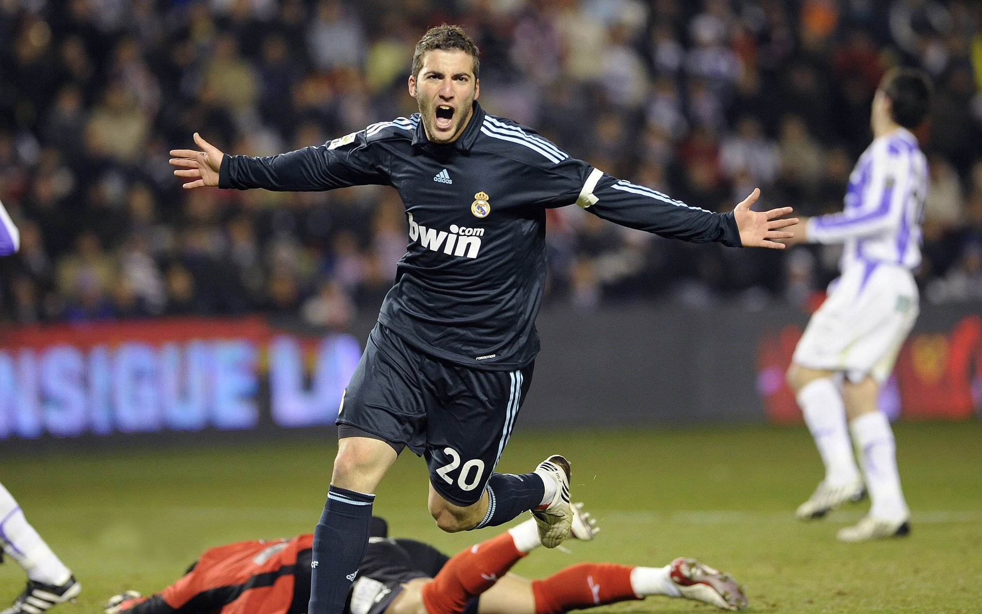 英超球队基于多维数据监测制定赛季训练负荷计划，英超训练足球